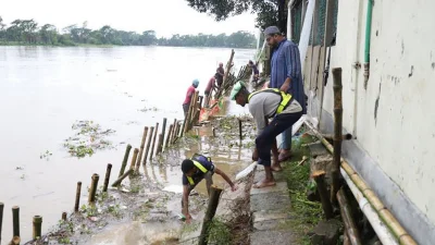 টুকেরবাজারের পীরপুরে ভাঙনের হাত থেকে রক্ষা করতে কাজ করছে সিসিক। ছবি: ইত্তেফাক