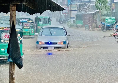 হালকা বৃষ্টিতেই ডুবে যায় সড়ক।