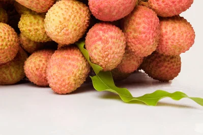  লিচু শরীরের তারুণ্য ধরে রাখতে সাহায্য করে
