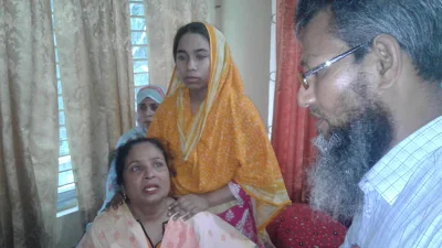 মায়ের মৃত্যুর খবর পেয়ে পিরোজপুর শহরের সিআইপাড়ার বাড়িতে ছুটে আসেন মেয়ে সালমা আরজু। 