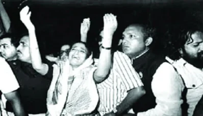  ১৯৮১ সালের ১৭ মে প্রায় ছয় বছরের নির্বাসিত জীবন শেষে দেশে ফিরে কান্নায় ভেঙে পড়েন প্রধানমন্ত্রী ও আওয়ামী লীগ সভাপতি শেখ হাসিনা। ছবি: সংগৃহীত