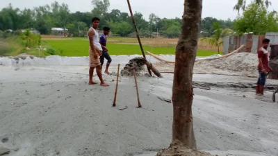 শ্রীরামপুর ইউনিয়নের আউলিয়ারহাট বাজার সংলগ্ন এলাকায় ড্রেজার মেশিন দিয়ে বালু উত্তোলন করা হচ্ছে। 