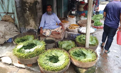 দিনাজপুরের ফুলবাড়ী পৌর বাজারের পান দোকানি রফিকুল ইসলাম মিয়া তার দোকানে পানের পসরা সাজিয়ে বসে আছেন  