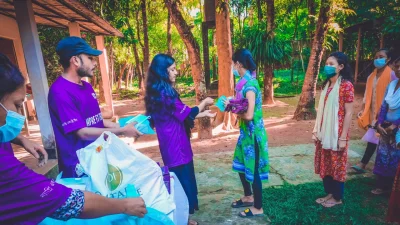স্যানিটারি ন্যাপকিন বিতরণ