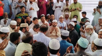 দোয়া মাহফিলে নিক্সন চৌধুরীসহ অন্যান্যরা। ছবি: ইত্তেফাক