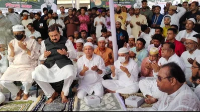 দোয়া মাহফিলে সংসদ সদস্য শাজাহান খানসহ অন্যান্যরা। ছবি: ইত্তেফাক