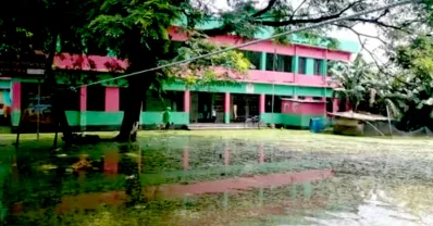 বিদ্যালয় মাঠে পানি।