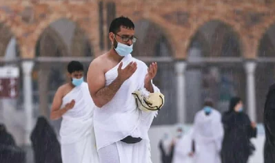 কাবা শরিফে বৃষ্টি মধ্যে দোয়ারত এক মুসুল্লি। 