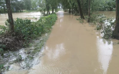 পানিতে তলিয়ে যাওয়া রাস্তা।