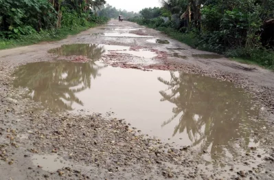 সড়কের গর্তে পানি জমে আছে।