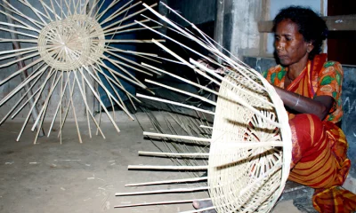 ঝুড়ি তৈরিতে ব্যস্ত মাহালীরা