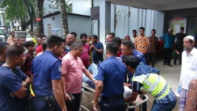 গাছের সঙ্গে গাড়ির ধাক্কায় পুলিশ কর্মকর্তা নিহত।