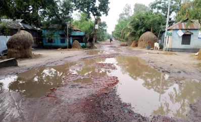 সড়কের গর্তে পানি জমে আছে।