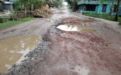 সড়কের গর্তে পানি জমে আছে।