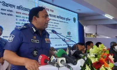 শরীয়তপুরে উগ্রবাদ প্রতিরোধে প্রতিনিধি ও অন্যান্য অংশীজনদের নিয়ে মতবিনিময় সভায় বক্তব্য রাখছেন আইজিপি ড. বেনজীর আহমেদ। ছবি- ইত্তেফাক