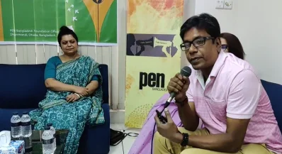 আলোচনা সভায় বক্তব্য রাখছেন পেন বাংলাদেশের প্রচার সম্পাদক মহসীন হাবীব। 