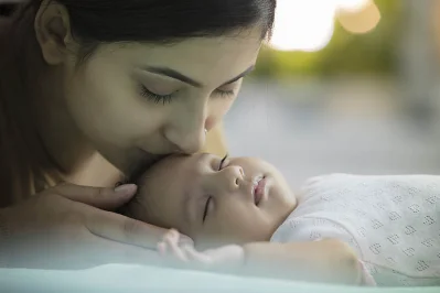 ব্রেস্ট ফিডিং এর সময় দুজনের স্কিন টু স্কিন কন্টাক্ট মা ও সন্তানের মধ্যে বন্ধন গড়ে তোলে