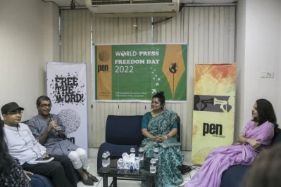 সভায় বক্তব্য রাখছেন পেন বাংলাদেশের সহ-সভাপতি ড. আহমেদ রেজা। 