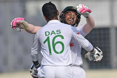 মুশফিককে অভিনন্দন জানাচ্ছেন লিটন দাস। ছবি: এএফপি/গেট্টি ইমেজ