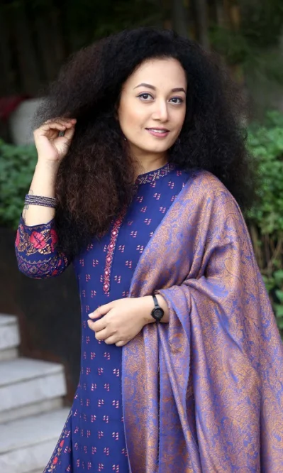 কোঁকড়া চুলে শ্যাম্পু করার আগে বড় দাঁতের চিরুনি দিয়ে ভালো করে চুল আঁচড়ে নিন