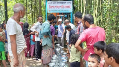সিলেটে বিশুদ্ধ পানি সংগ্রহ করতে দীর্ঘ লাইন। ছবি: ইত্তেফাক