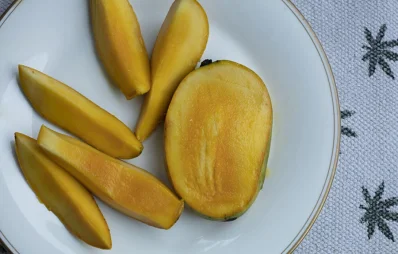 যদি ডায়াবেটিস রোগী সকালে একফালি আম খাবেন বলে মনস্থির করেন তাহলে তাকে অন্তত একটা রুটি কম খেতে হবে