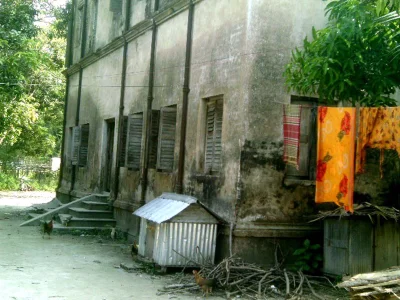 আলী আকবর খানের সুনিপুণ কারুকাজে শোভিত দ্বিতল বাড়ি। এ বাড়িতেই কবি ছিলেন