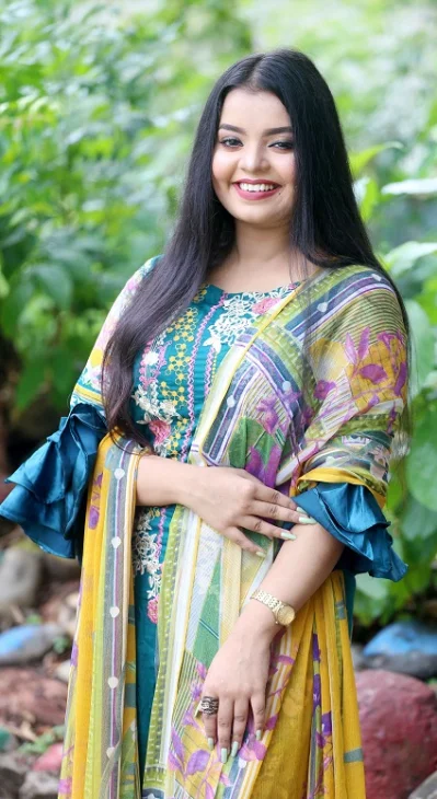 রোদে বের হলে চুল স্কার্ফ বা হ্যাট দিয়ে ঢেকে রাখার চেষ্টা করুন, যাতে সরাসরি রোদ না লাগে