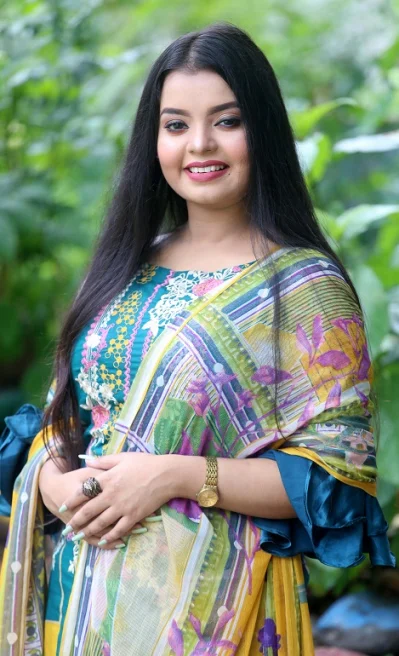 চুল পড়া কমাতে বিশেষ করে এমন স্যাঁতসেঁতে আর্দ্র আবহাওয়ায় একদিন অন্তর তেল দেওয়া ঠিক নয়