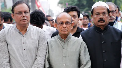 জাতীয় প্রেস ক্লাবে আবদুল গাফফার চৌধুরীরকে শ্রদ্ধা জানান, জাতীয়পার্টি (জেপি) চেয়ারম্যান আনোয়ার হোসেন মঞ্জু এমপি, তার ডানে বাংলাদেশ ফেডারেল সাংবাদিক ইউনিয়নের সাবেক সভাপতি মনজুরুল আহসান বুলবুল এবং বাঁমে আওয়ামী লীগের সভাপতিমণ্ডলীর সদস্য অ্যাডভোকেট জাহাঙ্গীর কবির নানক।