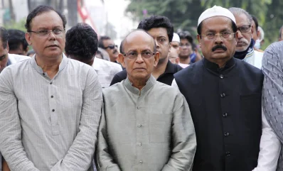 আবদুল গাফফার চৌধুরীরকে শ্রদ্ধা জানান, জাতীয়পার্টি (জেপি) চেয়ারম্যান আনোয়ার হোসেন মঞ্জু এমপি, তার ডানে বাংলাদেশ ফেডারেল সাংবাদিক ইউনিয়নের সাবেক সভাপতি মনজুরুল আহসান বুলবুল এবং বাঁমে আওয়ামী লীগের সভাপতিমণ্ডলীর সদস্য অ্যাডভোকেট জাহাঙ্গীর কবির নানক।