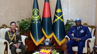 বাংলাদেশে সফররত ইউনাইটেড নেশনস ডিপার্টমেন্ট অব পিস অপারেশন এর সামরিক উপদেষ্টা ও সহকারী মহাসচিব জেনারেল বিরামে ডিওপ রবিবার ঢাকা সেনানিবাস্থ সেনাসদর দপ্তরে বাংলাদেশ সেনাবাহিনী প্রধান জেনারেল এস এম শফিউদ্দিনের সঙ্গে সৌজন্য সাক্ষাৎকালে সেনাবাহিনী প্রধানকে ক্রেস্ট প্রদান করেন। ছবি: আইএসপিআর 