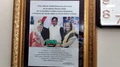 প্রধানমন্ত্রীর হাত থেকে একুশে পদক গ্রহণ করার ছবি। ছবি: মিনহাজ চৌধুরী (ইত্তেফাক)