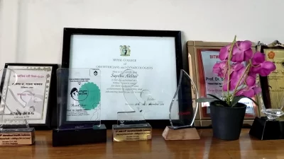 সায়েবা আক্তারের বিভিন্ন পুরস্কার ও স্মারক। ছবি: মিনহাজ চৌধুরী (ইত্তেফাক)