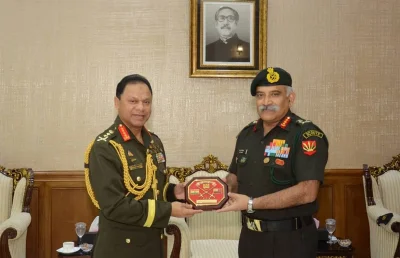 বাংলাদেশ সফররত ভারতীয় সেনাবাহিনীর জিওসি-এন-সি, ইস্টার্ন কমান্ড লেফটেন্যান্ট জেনারেল রানা প্রতাপ কলিতা রবিবার ঢাকা সেনানিবাস্থ সেনাসদর দপ্তরে বাংলাদেশ সেনাবাহিনী প্রধান জেনারেল এস এম শফিউদ্দিনের সঙ্গে সৌজন্য সাক্ষাৎকালে সেনাবাহিনী প্রধানকে ক্রেস্ট প্রদান করেন। ছবি: আইএসপিআর 