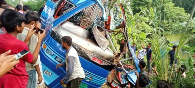 বরিশালের উজিরপুরে গাছের সঙ্গে বাসের ধাক্কা লেগে শিশুসহ ১০ যাত্রী নিহত হয়েছেন।