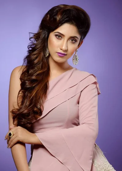 চুল ঘন দেখাতে একভাবে প্রতিদিন সিঁথি না করে একদিন ডানে, তো অন্য দিন বাঁয়ে করুন