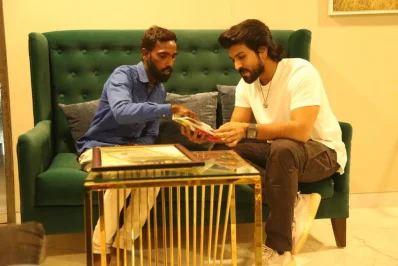 ভক্তের সঙ্গে রাম চরণ। ছবি: সংগৃহীত