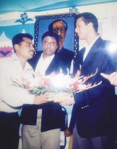 প্রধানমন্ত্রী শেখ হাসিনার একমাত্র পুত্র এবং তথ্য বিষয়ক উপদেষ্টা সজিব ওয়াজেদ জয়কে ফুল দিয়ে সংবর্ধনা কালে ঢাকা মহানগর দক্ষিণ ছাত্রলীগের প্রথম যুগ্ম সাধারণ সম্পাদক কাওসার হোসেন শিপু