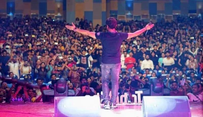অনুষ্ঠান মঞ্চে কৃষ্ণকুমার কুন্নথ।