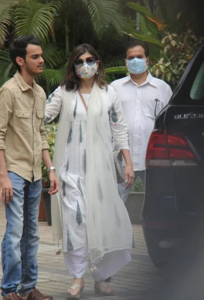অলকা ইয়াগনিক সমবেত শ্রদ্ধা নিবেদনে করেছেন। ছবি: সংগৃহীত