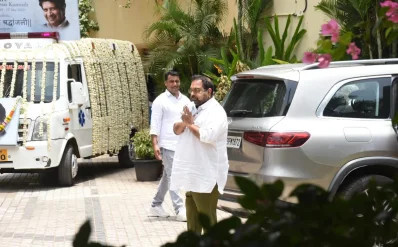 কেকের প্রতি বিনম্র শ্রদ্ধায় অবনত শঙ্কর মহাদেবণ। ছবি: সংগৃহীত