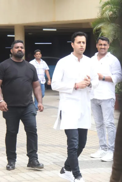 কেকে-কে শ্রদ্ধা জানাতে হাজির সালিম মার্চেন্ট। ছবি: সংগৃহীত