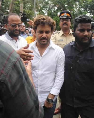 গায়কের প্রতি তাঁর হৃদয়ের টানে গিয়েছিলেন জাভেদ আলি। ছবি: সংগৃহীত
