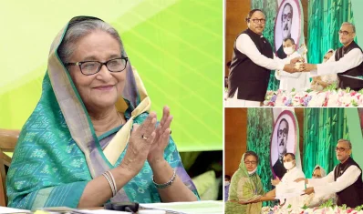 পুরস্কার বিতরণের সময় হাততালি দিচ্ছেন প্রধানমন্ত্রী।
