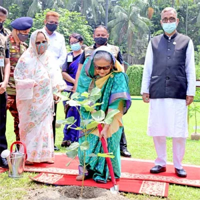বৃক্ষরোপণ করছেন প্রধানমন্ত্রী শেখ হাসিনা।