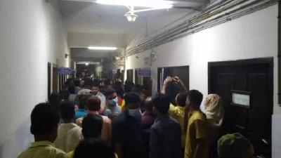  চট্টগ্রাম মেডিক্যাল কলেজ (চমেক) হাসপাতালের বার্ন ইউনিটের সামনে স্বজনদের ভিড়। 