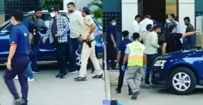  মুম্বাইয়ের কালিনা এয়ারপোর্টে পুলিশি নিরাপত্তায় সালমান খান। ছবি: সংগৃহীত