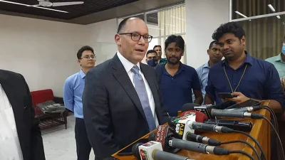 সাংবাদিকদের সঙ্গে কথা বলছেন যুক্তরাষ্ট্রের রাষ্ট্রদূত পিটার হাস। ছবি: সংগৃহীত