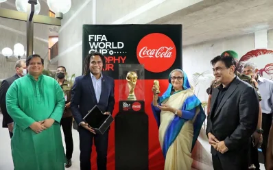 প্রধানমন্ত্রী শেখ হাসিনার সঙ্গে ফিফা বিশ্বকাপ ট্রফি বরণ উপলক্ষে আগত প্রতিনিধিদল।